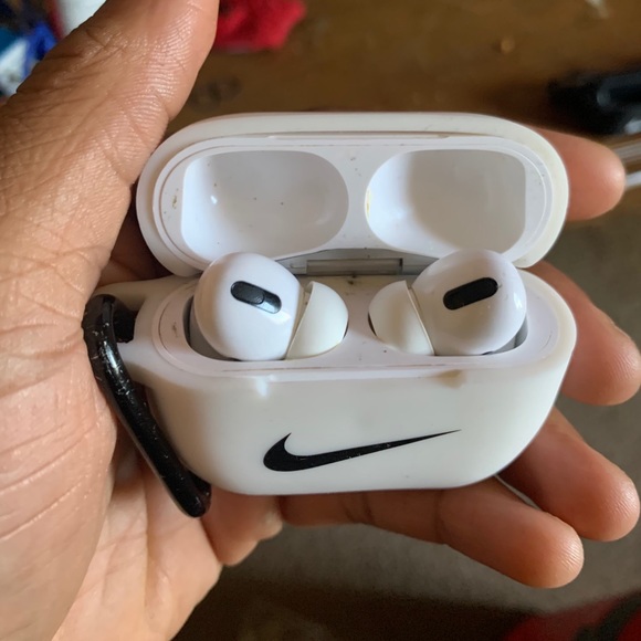 Apple AirPod Pros - Picture 2 of 4